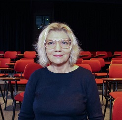 Prof. Dr. Annette Brauerhoch im Filmraum der Universität Paderborn.  Universität Paderborn, Simon Ratmann