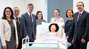 Von links: Prof. Heike Spaderna, Minister Prof. Konrad Wolf, Prof. Michael Jäckel, Studierende, Prof. Margit Haas und Prof. Dr. Peter Mudra. Universität Trier