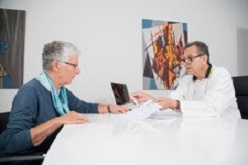 Oft eine Herausforderung Therapieplanung bei älteren Krebspatienten, Quelle Krebsinformationsdienst, Deutsches Krebsforschungszentrum