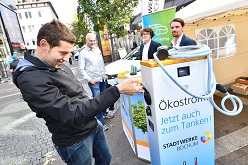 Oberbürgermeister Thomas Eiskirch beim Elektromobilitätstag