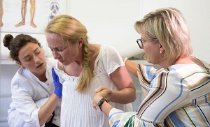 Barbara Klepsch, Sächsische Sozialministerin (rechts), beim Besuch des MITZ. In der Übung mit einer angehenden Ärztin (links) wird sie mit der Geburt eines Kindes konfrontiert. Foto: Medizinische Fakultät/Stephan Wiegand
