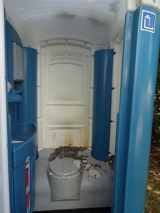 Beschädigter Innenbereich der Mobiltoilette