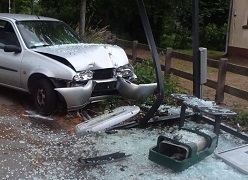 Beschädigtes Auto und zerstörte Haltestelle.