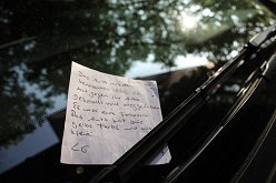 Bitte melden! Wer hat diesen Zettel geschrieben?