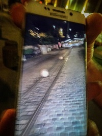 Das Bild zeigt zwei der insgesamt drei Poller, die auf der Straße lagen.