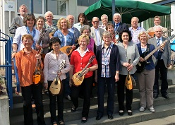 Überreichung des offiziellen Geschenks der Stadt Duisburg zum 295. Jahrestag der Gründung der Partnerstadt an Oberbürgermeister Samoilov (v.l.n.r. OB Dmitry Samojlov, Prof. Dr. Dörte Diemert, Ratsherr Udo Vohl, Lisa Hampel (Stadtarchiv), Sarah Zakharova (wfbm Duisburg)