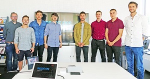 von li.:) Der Dozent Michael Rott mit seinem Projekt-Team „FIPS“ mit Lukas Metzger, Marvin Wohlfart, David Henkelmann, Sven Tropper, Mario Bocklet, Berat Suroji und Nicolas Rost .  (Foto FHWS / Klein)