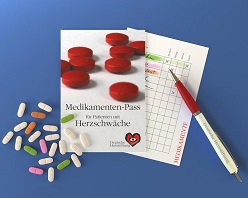 Der kostenfreie Medikamenten-Pass für Menschen mit Herzschwäche. Collage: Ulrike Eberius/DHS