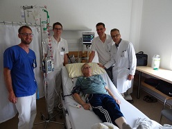 Der erste am NCT/UCC Dresden mit CAR-T-Zellen behandelte Patient mit dem Team der Early Clinical Trial Unit (v.r.n.l. Prof. Martin Bornhäuser, Dr. Martin Wermke, Dr. Raphael Teipel, Max Langner)  Quelle: ECTU Dresden
