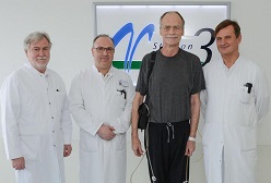 Die Kunst der Chirurgen und die Kooperation mit der Gewebebank haben Volker Löhr das Leben gerettet: (v.l.) Hermann Josef Knobl, Dr. Stefan Heisel, Volker Löhr und Ernest Danch (Foto: Armin Kühn).