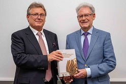 Prof. Dr. Dieter Häussinger und Prof. Dr. Hans Süssmuth bei der Buchpräsentation im Leber- und Infektionszentrum der Düsseldorfer Uniklinik. Foto: Dr. Tobias Buschmann.