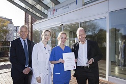 Urkundenübergabe (v. l.): Prof. Thomas Voigtländer, stv. Vorsitzender der Herzstiftung, Prof. Renate Schnabel (UKE), Dr. Dora Csengeri (UHZ), Prof. Dietrich Andresen, Vorsitzender der Herzstiftung.  Foto: UHZ.