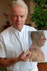 Prof. Dr. Rudolf Hagen, der Direktor der HNO-Klinik des Uniklinikums Würzburg, präsentiert den Neurostimulator des Zungenschrittmachers. Bild: Michael Bogár / Uniklinikum Würzburg