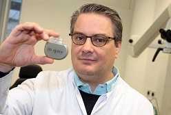 Dr. Christian Plettenberg, Oberarzt der Klinik für Hals- Nasen- und Ohrenheilkunde am UKD, präsentiert einen der Schrittmacher, die gegen Schlafapnoe eingesetzt werden. Dr. Christian Plettenberg, Oberarzt der Klinik für Hals- Nasen- und Ohrenheilkunde am UKD, präsentiert einen der Schrittmacher, die gegen Schlafapnoe eingesetzt werden. Foto: UKD/Timmermann