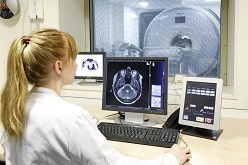Durch die neueste Technik des neuen Systems verringern sich auch die Untersuchungszeiten für die Patienten. Die Aufnahmen sind nun noch präziser.  Foto: UKD/Kesting