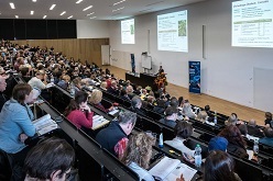 Ein ähnlich volles Haus wie beim Hirntumor-Informationstag 2016 – ebenfalls in Würzburg – wird auch für den 21. April 2018 erwartet. Bild: Deutsche Hirntumorhilfe e.V.