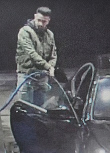 Wer kennt diesen Mann? Er steht im Verdacht, nach dem Volltanken auf einer Bochumer Autobahnraststätte nicht bezahlt zu haben.