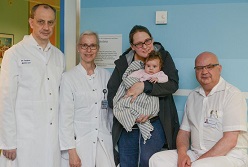 (v.l.) Dr. Eugen Sandica, Dr. Ute Blanz, Sophie Jansen mit ihrer Tochter Greta Marlene und Prof. Dr. Deniz Kececioglu (Foto: Armin Kühn).
