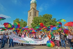 Flashmob Flagge zeigen für Vielfalt Foto Roland Gorecki