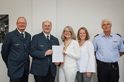 Freuen sich über die neue Vereinbarung (v. l.): Frank Kliche (THW-Regionalstelle Bochum), Holger Hohage (THW-Leiter Witten), Polizeipräsidentin Kerstin Wittmeier, Polizeirätin Dorothee Gellenbeck (Leiterin der Polizeiinspektion Witten) und EPHK Reinhard Glowka (Leiter der Polizeiwache Witten). Foto: Artschwager/PP Bochum