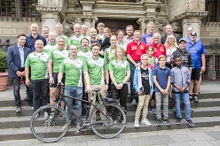 Alle Gewinner, Carsten Tum (Dezernent für Stadtentwicklung und  Umwelt) und Karl-Heinz Frings (Klimaschutzbeauftragter und Koordinator des Stadtradelns) auf der Rathaustreppe