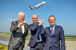 Gruppenfoto mit Flugzeug,v.l.Gruppenfoto mit Flugzeug, v.l.n.r.Ullrich Sierau, Wilken Bormann (CEO Lufthansa München), Udo Mager (Geschäftsführer Flughafen Dortmund GmbH)  Foto Roland Gorecki 