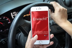 Jeder sechste Autofahrer empfängt und verfasst Textnachrichten während der Fahrt, jüngere Personen noch häufiger!
