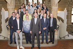 Sören Link begrüßt 17 Nachwuchskräfte des Jobcenters