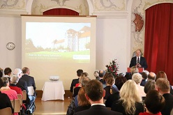 Prof. Karl-Heinz Tomaschko lobte bei der Eröffnung des Festaktes zum Jubiläum der Pflegeschule vor allem die Schüler*innen und das Lehrerkollegium. Foto: Universitätsklinikum Ulm