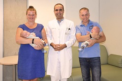 Kathleen und Thomas Roll sind dankbar: PD Dr. Cahit Birdir hat mit einer Lasertherapie das Leben ihrer Kinder Oskar und Felix gerettet. Die Zwillinge sind jetzt zwei Monate alt.  UKD/Annechristin Bonß