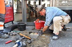 Künstler Gunter Demnig bei der Verlegung eines Stolpersteins in Bochum im September dieses Jahres.