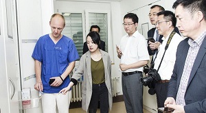 Krankenhausmanager aus Shanghai lassen sich zeigen, wie die Lagerhaltung am Dresdner Uniklinikum bis herunter zu jeder Schublade strukturiert und erfasst ist. Foto: Uniklinikum Dresden / Ulrich Lippke