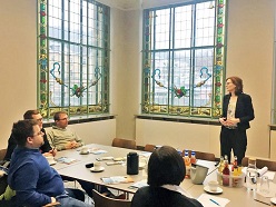 Masterstudierende der FHWS mit der Kurdirektorin Sylvie Thormann im Verwaltungsgebäude der Bayerischen Staatsbad Bad Kissingen GmbH (Foto Bayerisches Staatsbad Bad Kissingen GmbH / Hanna Heusinger)