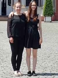 Linn u Isabel vor dem Schloss Foto Musikschule Dortmund