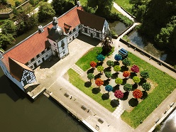 Rund um Schloss Rodenberg stellt die VHS am 21. Juni ihr buntes Programm vor. Bild: Peter Schäfer