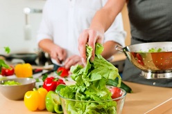 Neue Forschungsergebnisse sprechen dafür, dass sich das Mikrobiom im Darm durch eine ballaststoffreiche Ernährung oder die gezielte Zufuhr kurzkettiger Fettsäuren positiv beeinflussen lässt - und künftig so auch Diabetes vorbeugen und lindern könnte. Foto: Fotolia