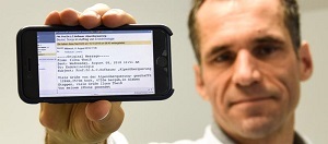 Osteoporose-Experte Prof. Lorenz Hofbauer mit der Erfolgsmeldung seiner Patientin.  Foto: Uniklinikum Dresden / Annechristin Bonß