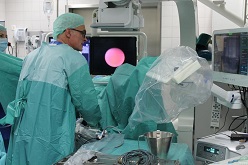 Prostataverkleinerung mit Wasserkraft: Prof. Dr. Andreas Gross, Chefarzt der Abteilung für Urologie in der Asklepios Klinik Barmbek (Hamburg), setzt den AquaBeam ein  Asklepios