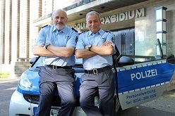 PHK Reiner Frank und PHK Thomas Kaster sind Einstellungsberater des Polizeipräsidiums Bochum. Sie informieren am Freitag und Samstag in der Jahrhunderthalle alle Interessierten am Polizeiberuf. (Foto: Polizei Bochum)