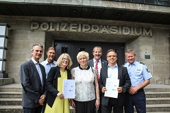 Schulterschluss gegen Einbrecher (v.l.): Frank Militzer (Vorstand Wohnstätten Wanne-Eickel eG), KHK Oliver Rauscher (Kriminalprävention und Opferschutz), Polizeipräsidentin Kerstin Wittmeier, Gunna Wiatr (Vorstand Wohnstätten), LKD Andreas Dickel (Kripochef), Hans-Joachim Hess (Vorstand Wohnstätten) und PD Frank Nows (Leiter Leitungsstab).