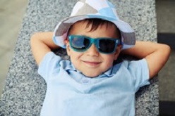 Sonnenbrille und Kopfbedeckung: wichtiger Schutz für Kinder in der Sonne Shutterstock