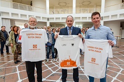 v.l.n.r.: Dr. Horst Röhr (Vorstand Dortmunder Tafel), Christian Uhr (Personaldezernent Stadt Dortmund), Maximilian Finke (Firma Atlas) Foto Roland Gorecki