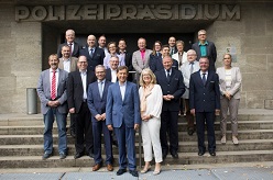 Viertes Treffen der Leitungsgremien des Polizeipräsidiums Bochum und der Stadt Herne. Auf dem Foto ist u.a. die neue Inspektionsleiterin Herne, Polizeioberrätin Nicole Pletha, zu sehen (hintere Reihe, siebte von links)