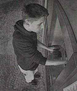 Wer kennt diesen jungen Mann?