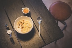 Wer streng nach der Uhr isst, bringt seine Hunger- und Sättigungssignale aus dem Gleichgewicht.