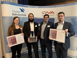 Ausgezeichnete Forschung: Maximiliane Lorenz (Fraunhofer IML), Valentin Mees (Fraunhofer LBF), Achim Klukas (Fraunhofer IML) und Georg Maximilian Stoll (Fraunhofer LBF) freuen sich über den Sonderpreis 2021 des CNA e.V..  CNA e.V.