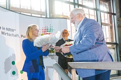 Begrüßung des neuen Kuratoriumsmitglieds Daniela Beihl, MdL, durch den Kuratoriumsvorsitzenden Karl Schultheis, MdL.  eventfotograf.in