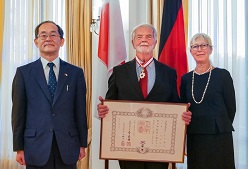 Offizielle Überreichung „Orden der Aufgehenden Sonne“ durch Hidenao Yanagi, Botschafter von Japan in der Bundesrepublik Deutschland (links) an Prof. Dr. Peter Hennicke, Wuppertal Institut (mitte) mit Ehefrau Sabine Hennicke (rechts)  Embassy of Japan in Germany