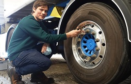 Für das Projekt CargoTrailSense hat Marius Jones vom Fachbereich Maschinenbau der FH Dortmund Lkw mit zahlreichen Sensoren unter anderem am Reifen ausstattet. Die gewonnenen Daten lassen Rückschlüsse auf die Lastenverteilung zu.  Benedikt Reichel  Fachhochschule Dortmund