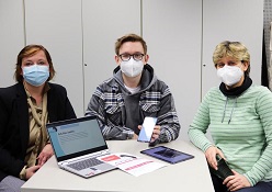 Carola Niekisch (links) entwickelte gemeinsam mit dem Medizininformatik-Studenten Tino Nicksch und der Akademischen Mitarbeiterin Dr. Katja Orlowski eine App als digitalen Gesundheitspass für Menschen mit Autismus.  Bianca Kahl  THB